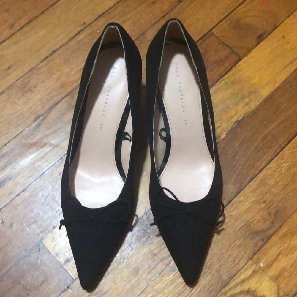 Black pump (low heel) from Zara.